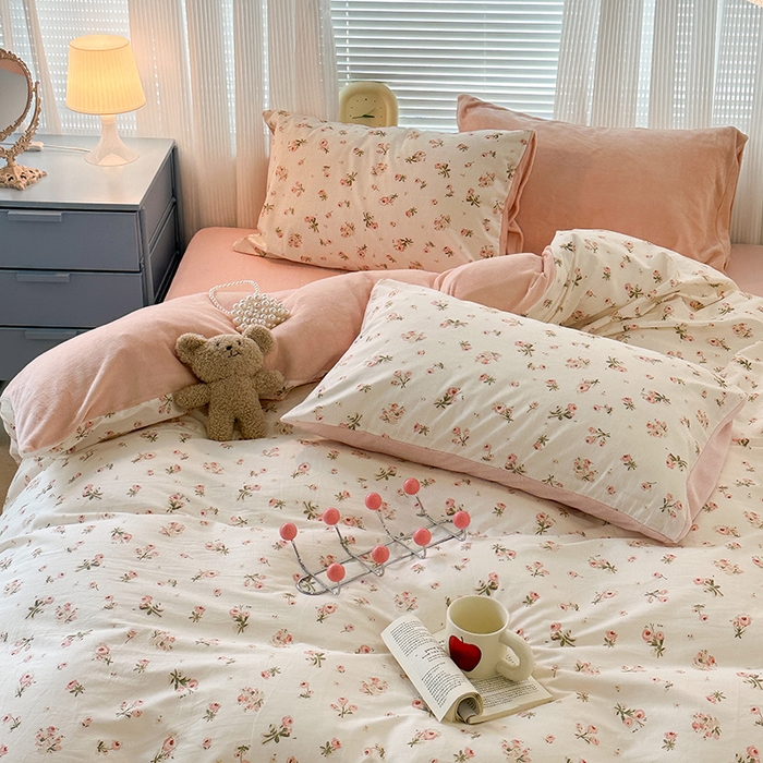 91家纺网 家纺一手货源 找家纺 昔可家纺 2023新款y2k卡通印花系列棉加绒四件套 粉黛落樱