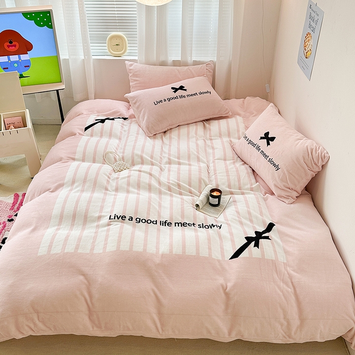 91家纺网 家纺一手货源 找家纺 昔可家纺 2023新款大版数码印花保暖牛奶绒四件套 粉色赫本蝴蝶结