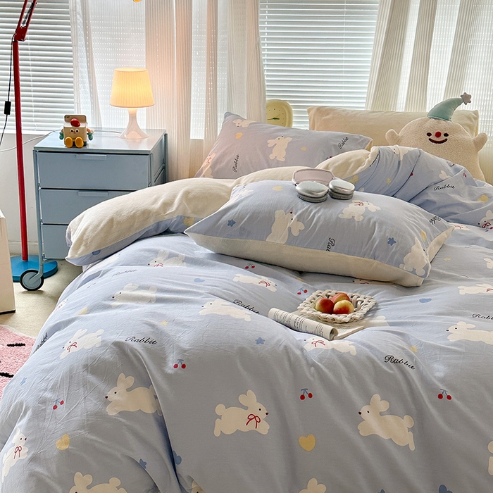 91家纺网 家纺一手货源 找家纺 昔可家纺 2023新款y2k卡通印花系列棉加绒四件套 丝带小兔蓝