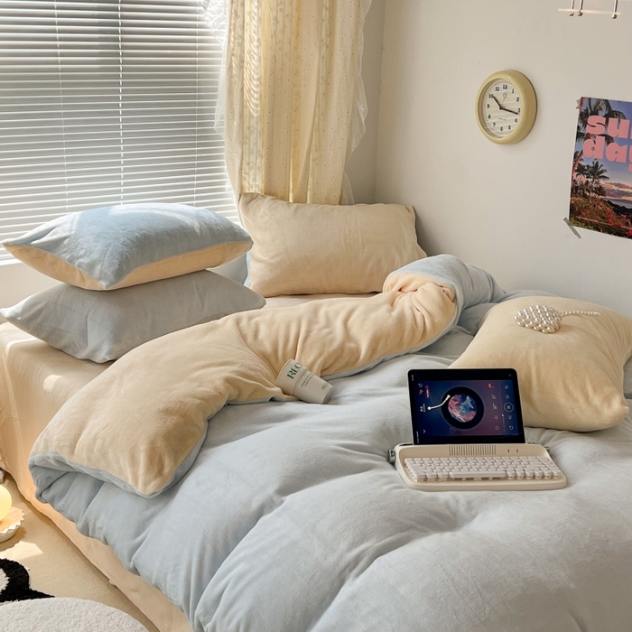 91家纺网 家纺一手货源 找家纺 昔可家纺 2023新款奶油纯色系列双拼牛奶绒四件套 奶油蓝拼黄