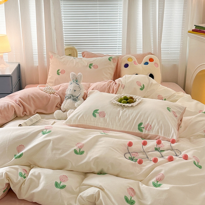 91家纺网 家纺一手货源 找家纺 昔可家纺 2023新款y2k卡通印花系列棉加绒四件套 粉嫩小郁金