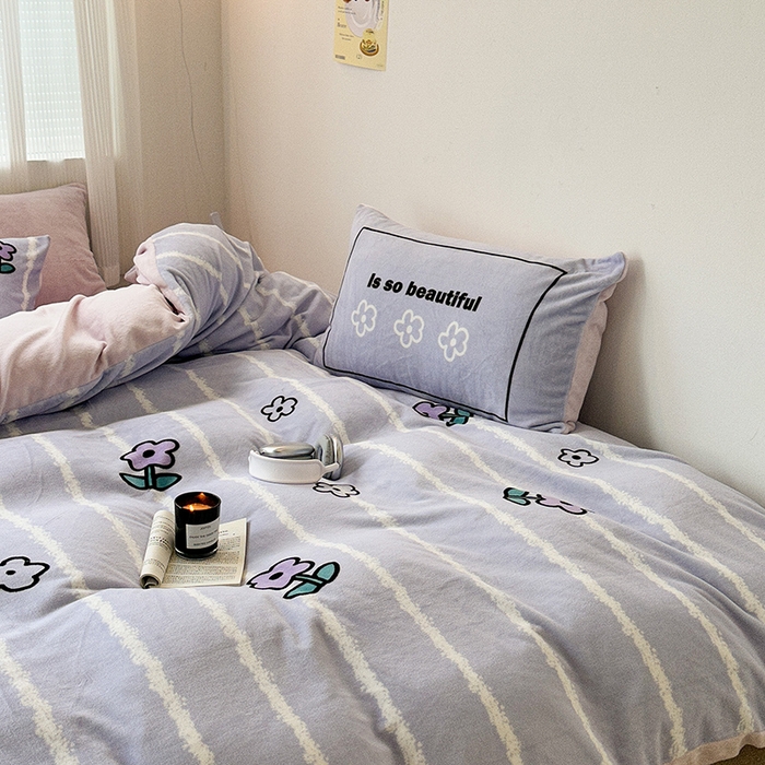 91家纺网 家纺一手货源 找家纺 昔可家纺 2023新款大版数码印花保暖牛奶绒四件套 竖条紫花