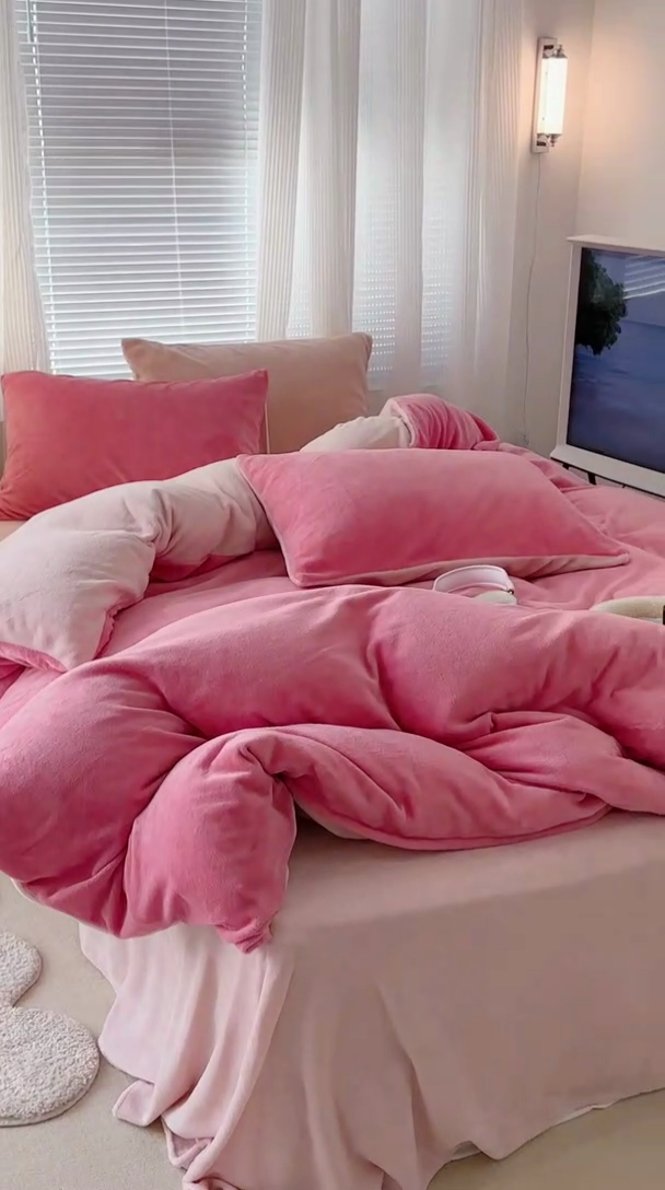 91家纺网 家纺一手货源 找家纺 昔可家纺2023新款奶油纯色系列双拼牛奶绒四件套 树莓粉拼粉