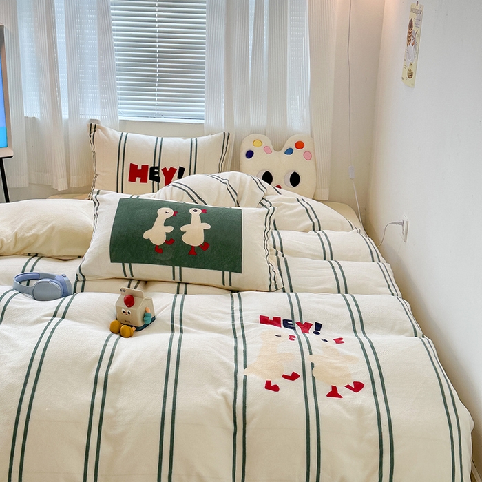 91家纺网 家纺一手货源 找家纺 昔可家纺 2023新款大版数码印花保暖牛奶绒四件套 简约绿条鸭鸭