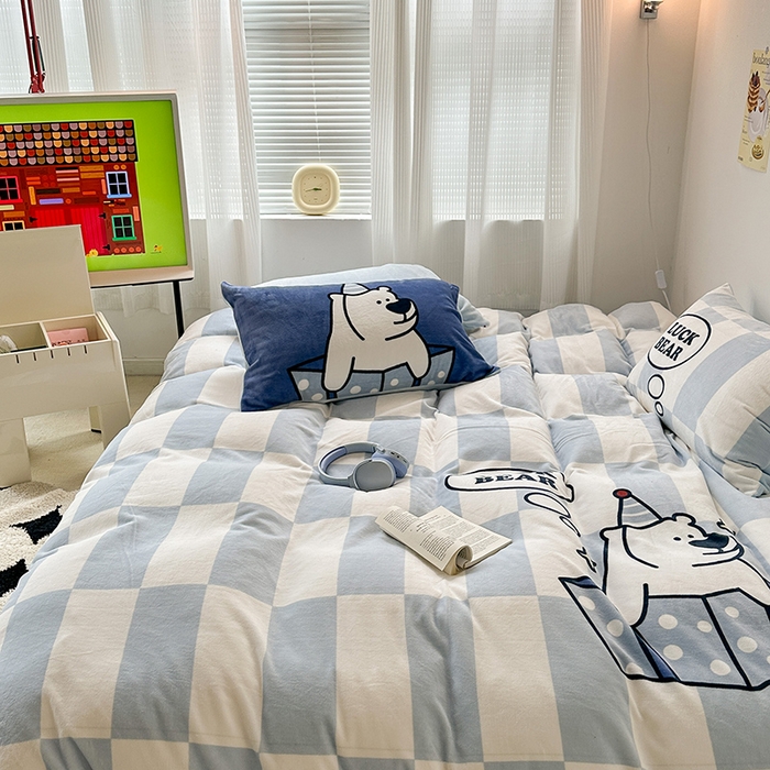 91家纺网 家纺一手货源 找家纺 昔可家纺 2023新款大版数码印花保暖牛奶绒四件套 蓝格礼物熊