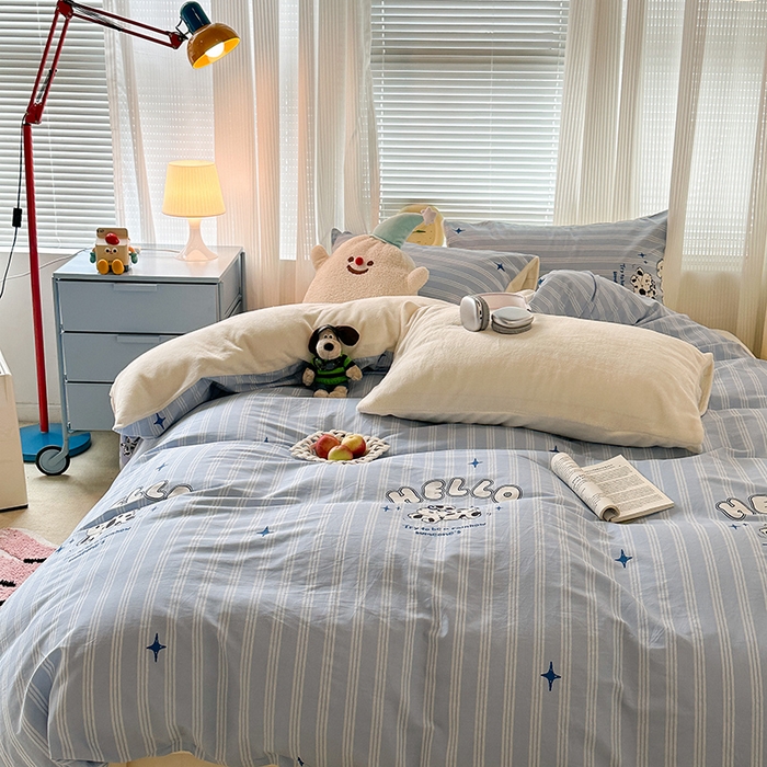 91家纺网 家纺一手货源 找家纺 昔可家纺 2023新款y2k卡通印花系列棉加绒四件套 蓝条小奶狗