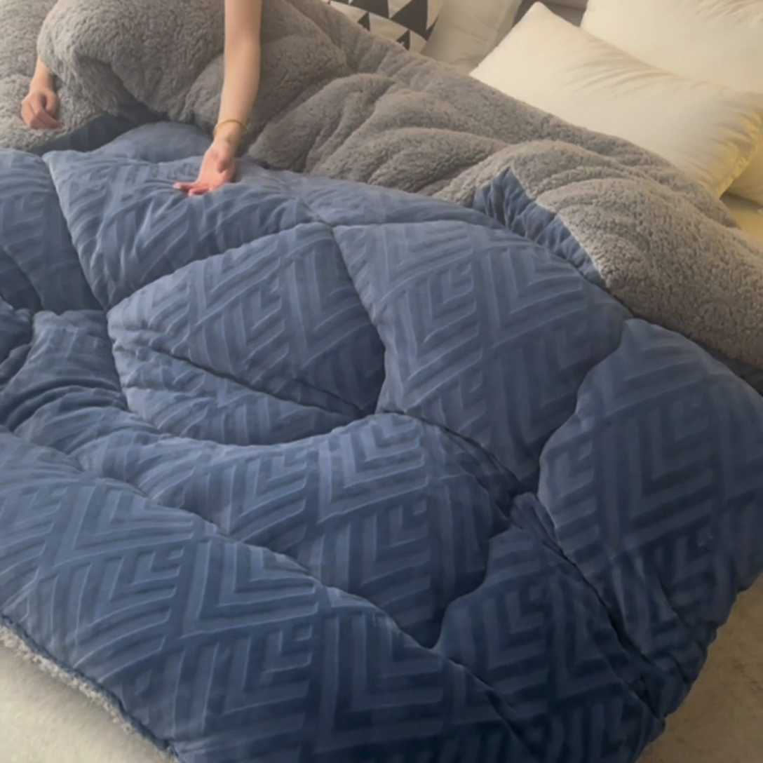 91家纺网 家纺一手货源 找家纺 金灵居 2025新款6D雕花绒冬被纯色牛奶绒宝宝绒被子被芯春秋被 宾利蓝