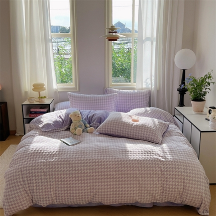 91家纺网 家纺一手货源 找家纺 （总）桃子家居 2023新款A类高克重230克3D立体雕花烂花提花千鸟格少女花边款简单款牛奶绒四件套