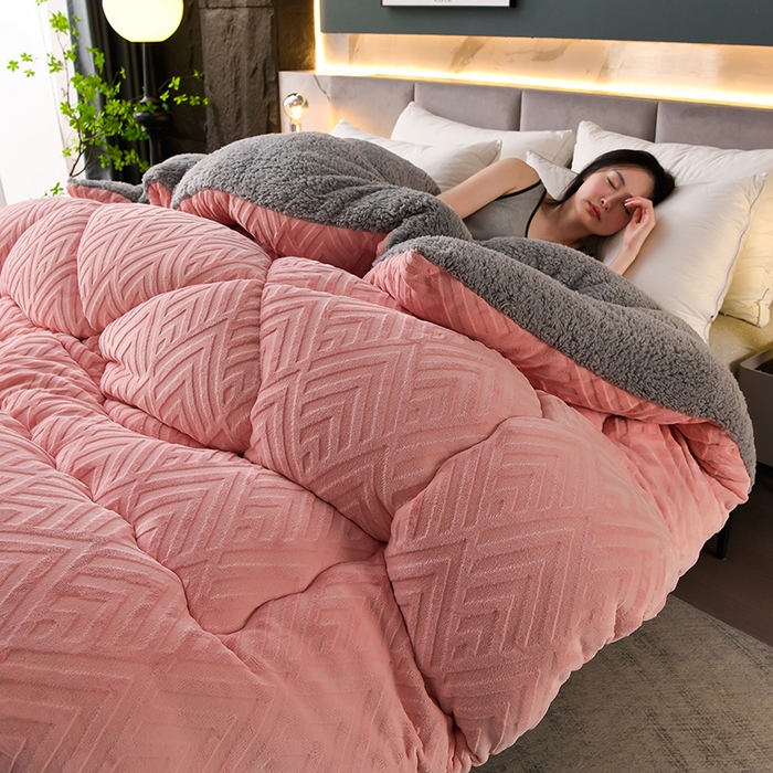 91家纺网 家纺一手货源 找家纺 金灵居 2025新款6D雕花绒冬被纯色牛奶绒宝宝绒被子被芯春秋被 梦幻粉