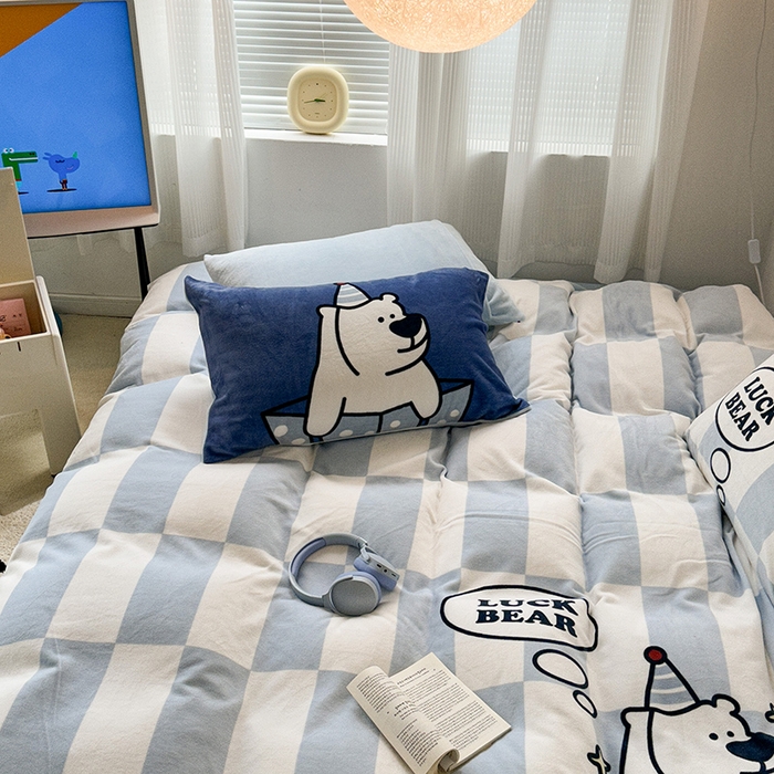 91家纺网 家纺一手货源 找家纺 昔可家纺 2023新款大版数码印花保暖牛奶绒四件套 蓝格礼物熊