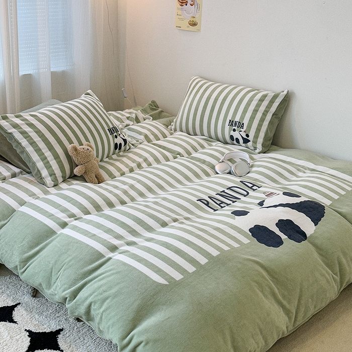 91家纺网 家纺一手货源 找家纺 昔可家纺 2023新款大版数码印花保暖牛奶绒四件套 趴趴熊猫