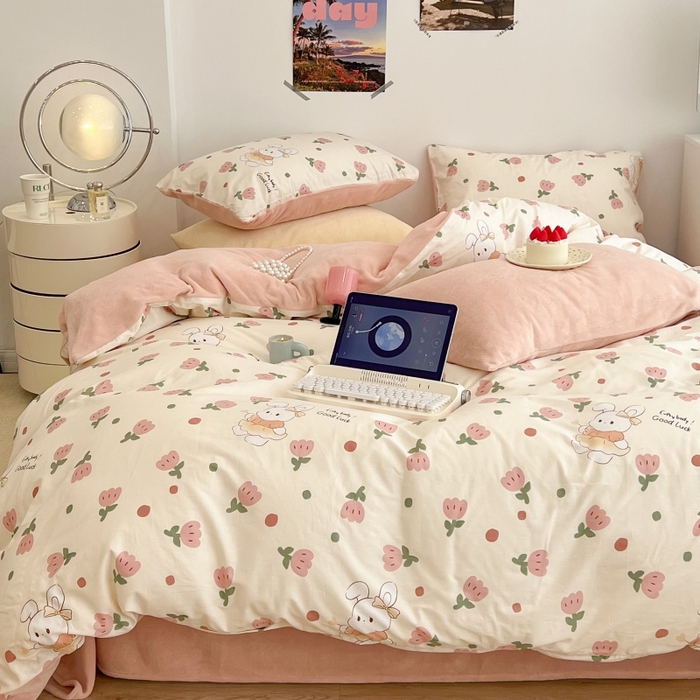 91家纺网 家纺一手货源 找家纺 昔可家纺 2023新款y2k卡通印花系列棉加绒四件套 粉郁金兔