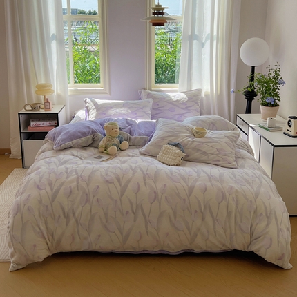 91家纺网 家纺一手货源 找家纺 （总）桃子家居  2023新款A类高克重230克3D立体雕花烂花提花着色郁金香少女花边款简单款牛奶绒四件套