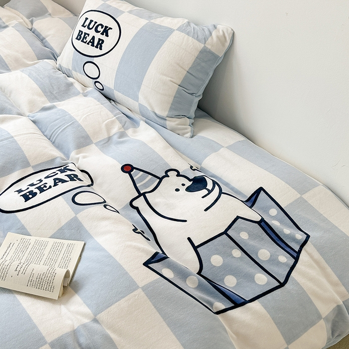 91家纺网 家纺一手货源 找家纺 昔可家纺 2023新款大版数码印花保暖牛奶绒四件套 蓝格礼物熊