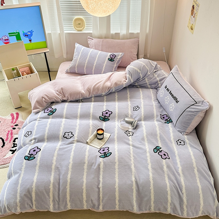 91家纺网 家纺一手货源 找家纺 昔可家纺 2023新款大版数码印花保暖牛奶绒四件套 竖条紫花