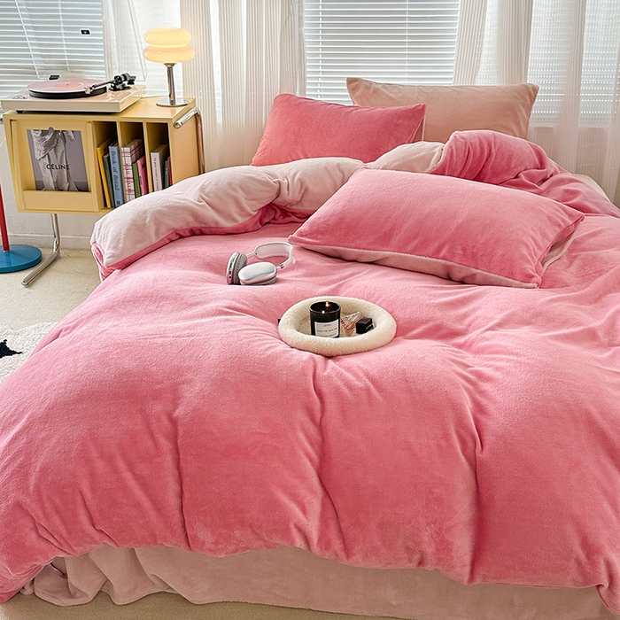 91家纺网 家纺一手货源 找家纺 昔可家纺 2023新款奶油纯色系列双拼牛奶绒四件套 树莓粉拼粉