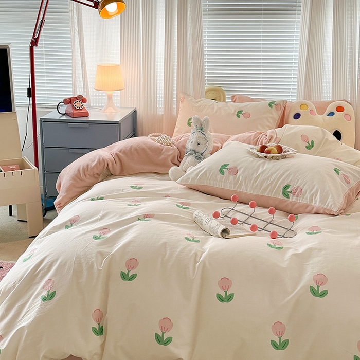 91家纺网 家纺一手货源 找家纺 昔可家纺 2023新款y2k卡通印花系列棉加绒四件套 粉嫩小郁金