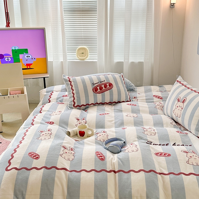 91家纺网 家纺一手货源 找家纺 昔可家纺 2023新款大版数码印花保暖牛奶绒四件套 草莓魔法棒兔