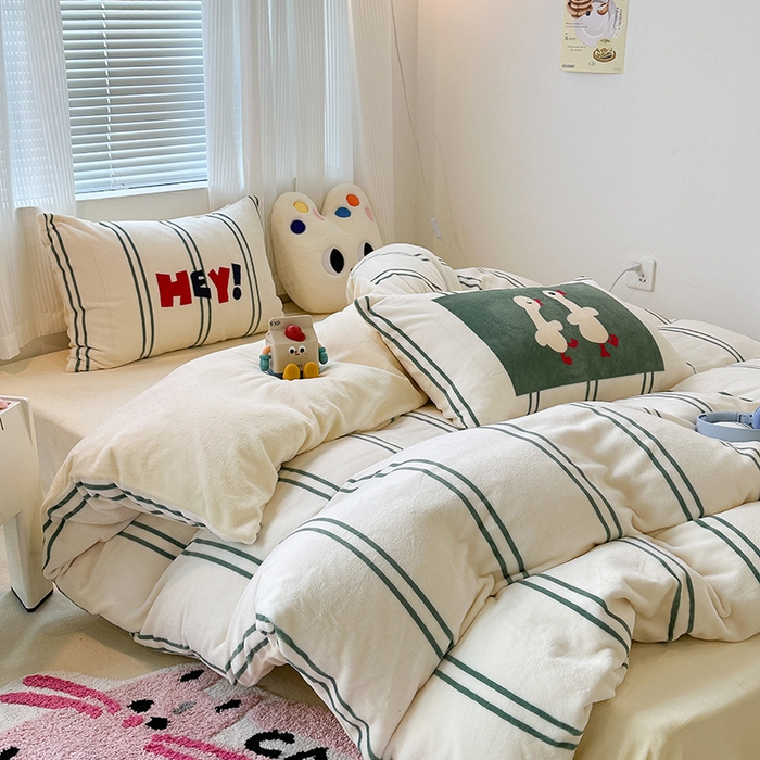 91家纺网 家纺一手货源 找家纺 昔可家纺 2023新款大版数码印花保暖牛奶绒四件套 简约绿条鸭鸭