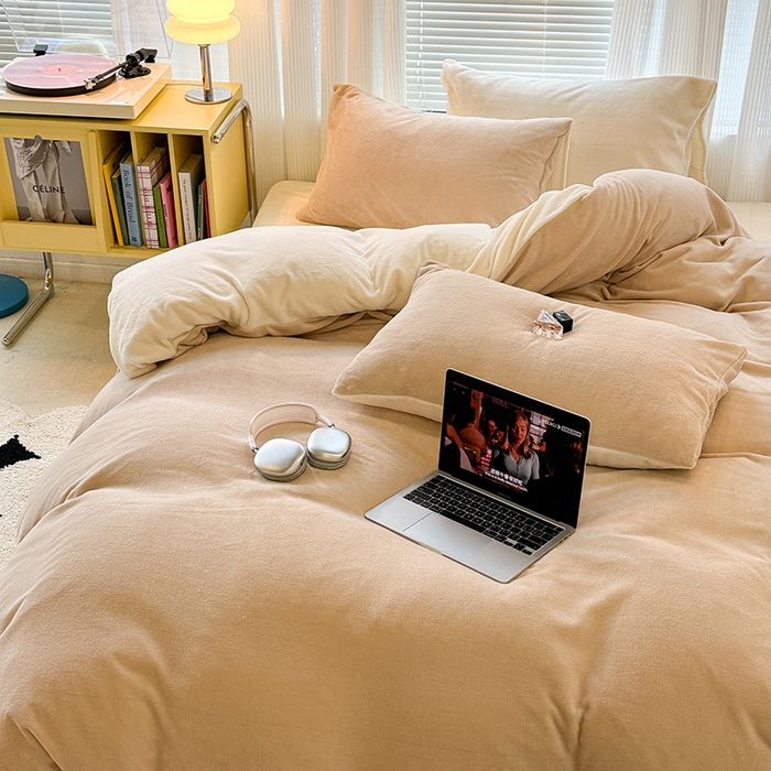 91家纺网 家纺一手货源 找家纺 昔可家纺2023新款奶油纯色系列双拼牛奶绒四件套 海盐奶杏