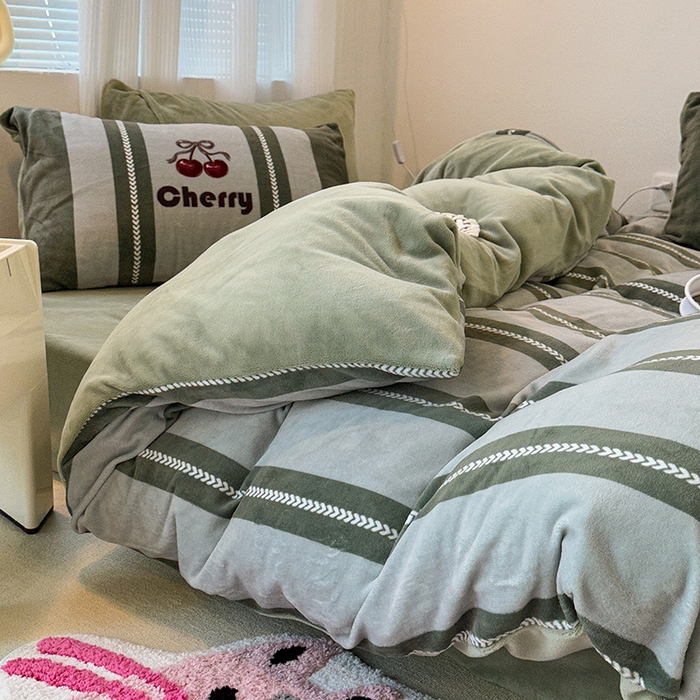 91家纺网 家纺一手货源 找家纺 昔可家纺 2023新款大版数码印花保暖牛奶绒四件套 复古丝带樱桃