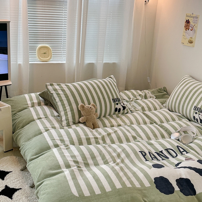 91家纺网 家纺一手货源 找家纺 昔可家纺 2023新款大版数码印花保暖牛奶绒四件套 趴趴熊猫