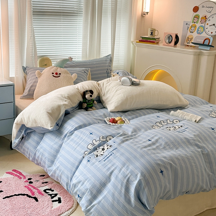 91家纺网 家纺一手货源 找家纺 昔可家纺 2023新款y2k卡通印花系列棉加绒四件套 蓝条小奶狗