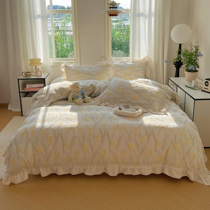 91家纺网 家纺一手货源 找家纺 （总）桃子家居  2023新款A类高克重230克3D立体雕花烂花提花着色郁金香少女花边款简单款牛奶绒四件套