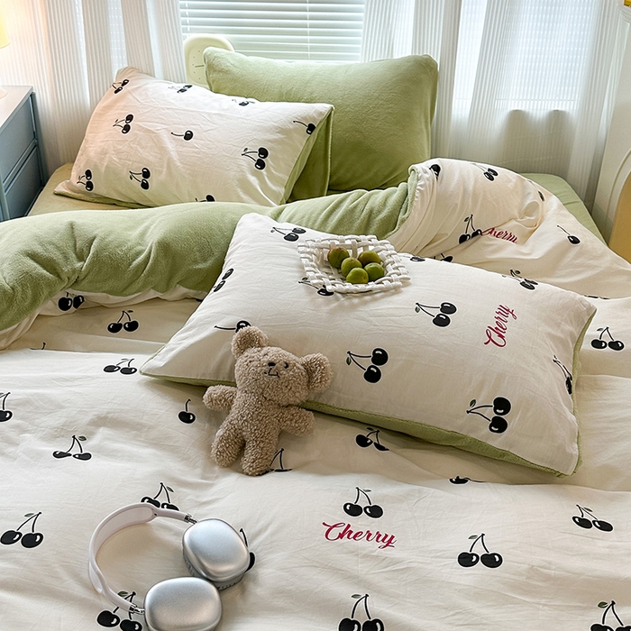 91家纺网 家纺一手货源 找家纺 昔可家纺 2023新款y2k卡通印花系列棉加绒四件套 黑色樱桃