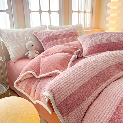 91家纺网 家纺一手货源 找家纺 二八年华 2023秋冬新品320克兔兔绒月亮绒四件套 月亮绒-梅粉