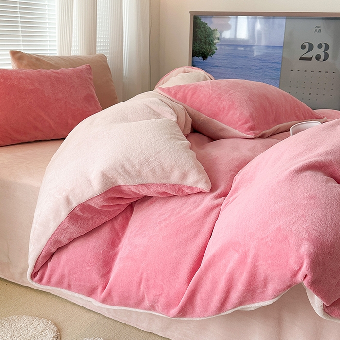 91家纺网 家纺一手货源 找家纺 昔可家纺 2023新款奶油纯色系列双拼牛奶绒四件套 树莓粉拼粉