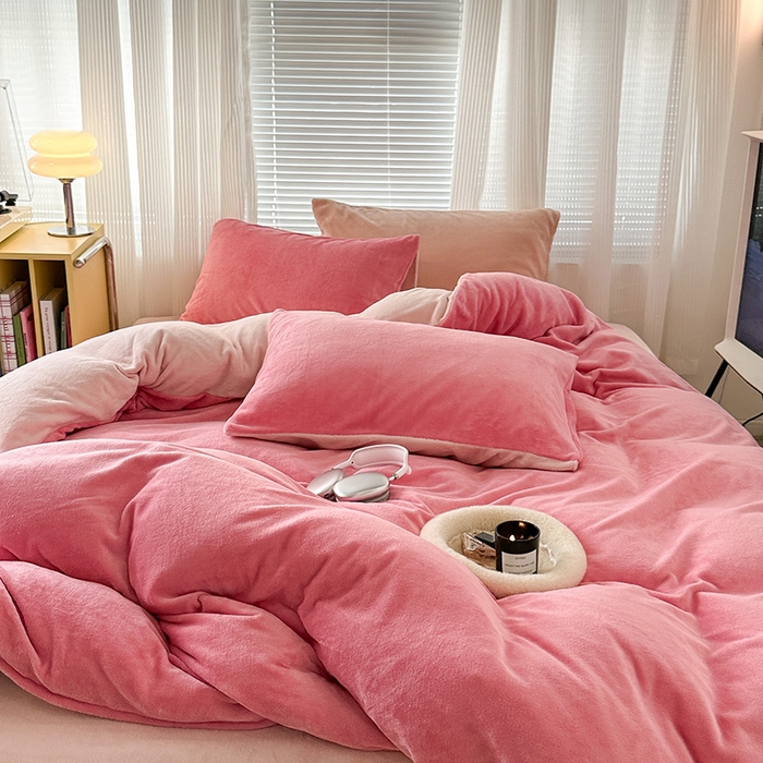 91家纺网 家纺一手货源 找家纺 昔可家纺 2023新款奶油纯色系列双拼牛奶绒四件套 树莓粉拼粉