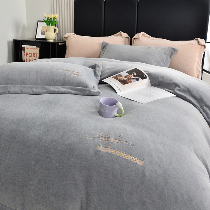 91家纺网 家纺一手货源 找家纺 席之家 2024新款A类纯色加厚牛奶绒四件套 气质灰