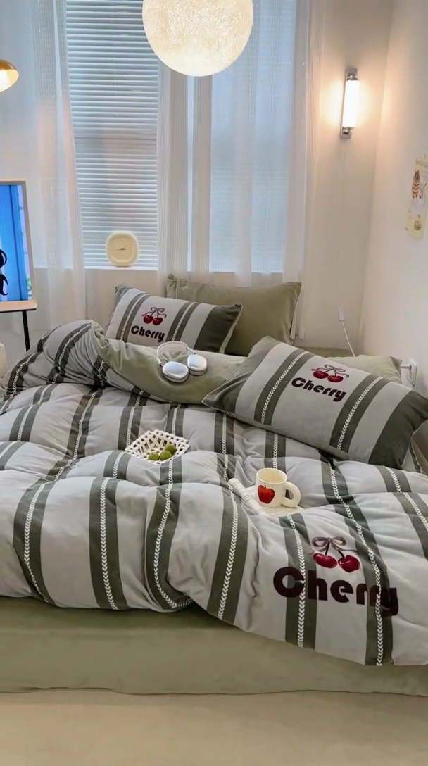 91家纺网 家纺一手货源 找家纺 昔可家纺 2023新款大版数码印花保暖牛奶绒四件套 简约绿条鸭鸭