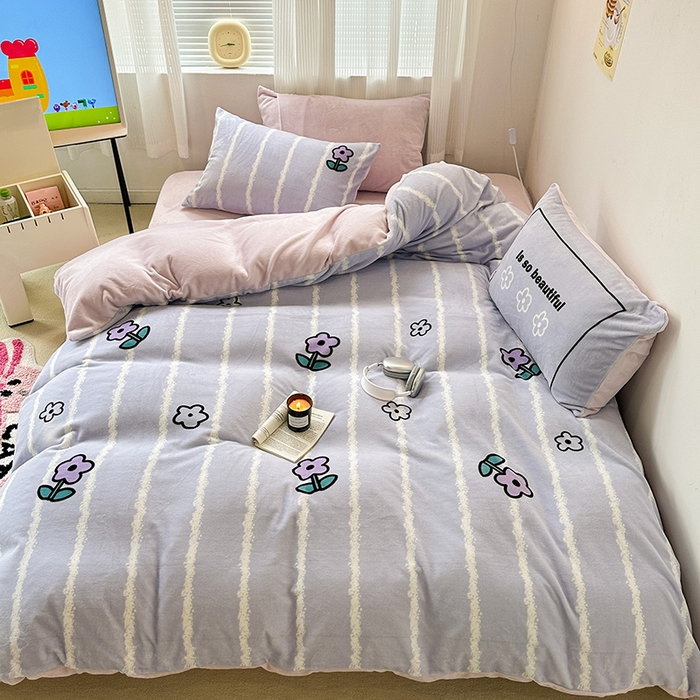 91家纺网 家纺一手货源 找家纺 昔可家纺 2023新款大版数码印花保暖牛奶绒四件套 竖条紫花