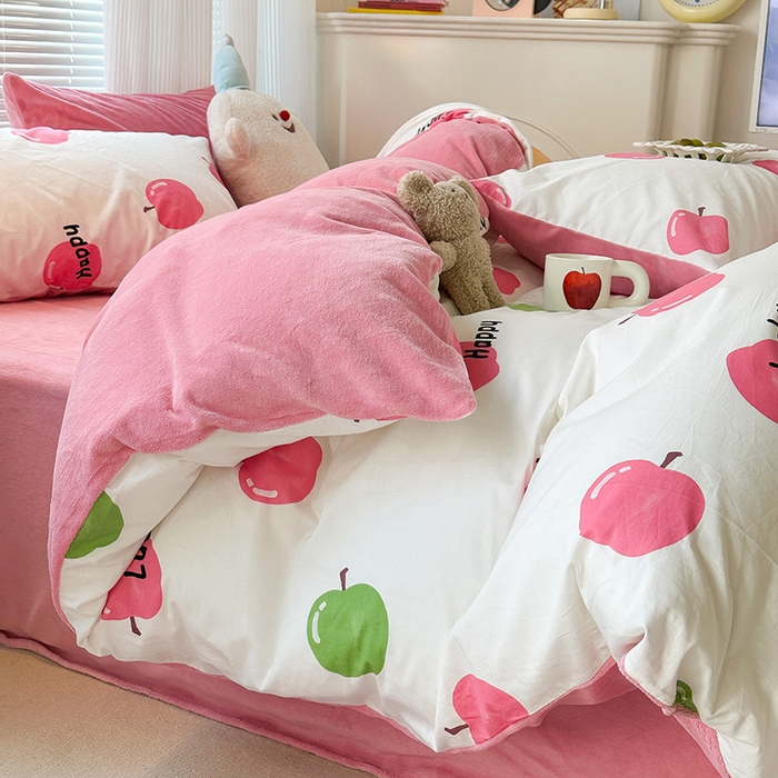 91家纺网 家纺一手货源 找家纺 昔可家纺 2023新款y2k卡通印花系列棉加绒四件套 粉粉苹果