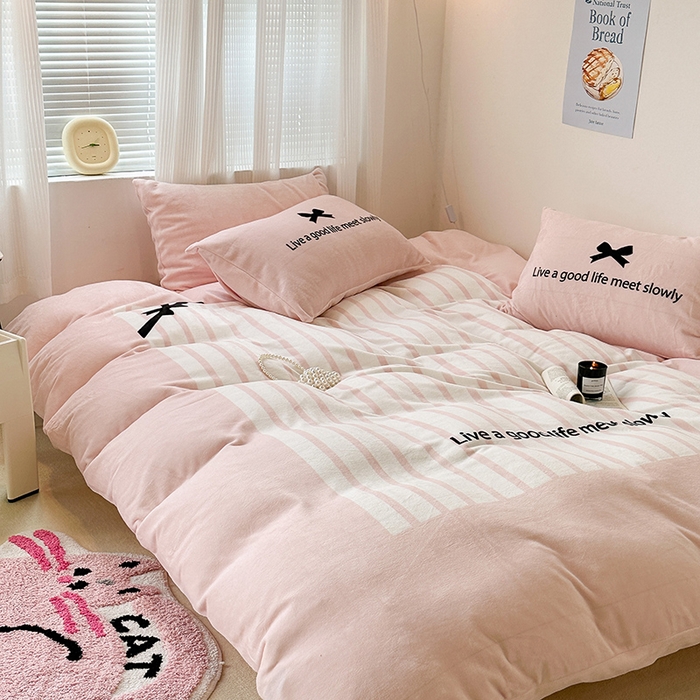 91家纺网 家纺一手货源 找家纺 昔可家纺 2023新款大版数码印花保暖牛奶绒四件套 粉色赫本蝴蝶结