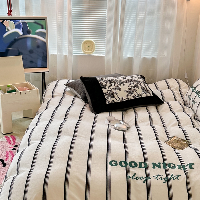 91家纺网 家纺一手货源 找家纺 昔可家纺 2023新款大版数码印花保暖牛奶绒四件套 黑条茶歇花