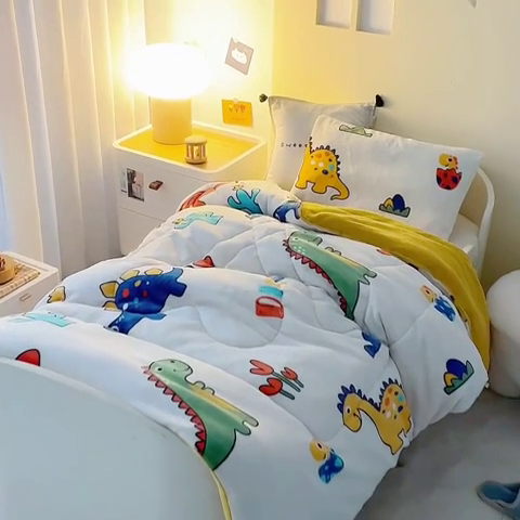 91家纺网 家纺一手货源 找家纺 鱼宝 2023新款小版牛奶绒婴童套件 恐龙乐园