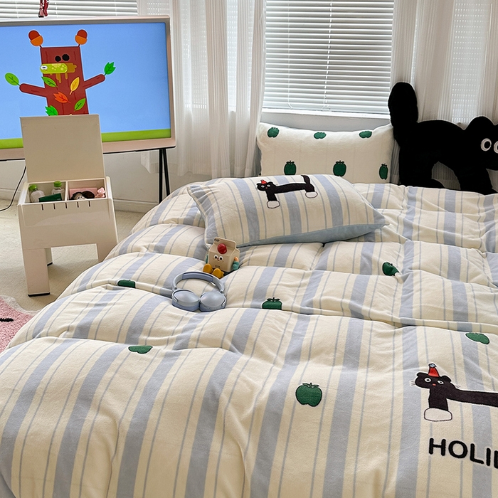 91家纺网 家纺一手货源 找家纺 昔可家纺 2023新款大版数码印花保暖牛奶绒四件套 绿苹果小黑猫