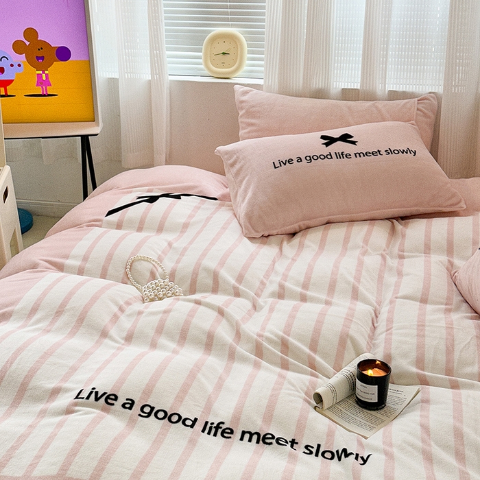 91家纺网 家纺一手货源 找家纺 昔可家纺 2023新款大版数码印花保暖牛奶绒四件套 粉色赫本蝴蝶结