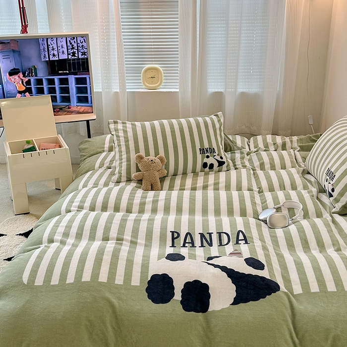 91家纺网 家纺一手货源 找家纺 昔可家纺 2023新款大版数码印花保暖牛奶绒四件套 趴趴熊猫