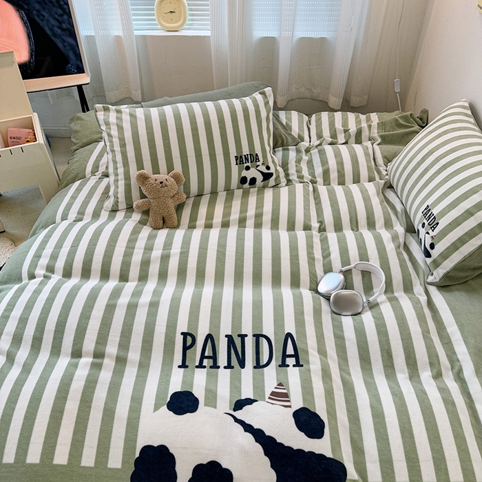 91家纺网 家纺一手货源 找家纺 昔可家纺 2023新款大版数码印花保暖牛奶绒四件套 趴趴熊猫