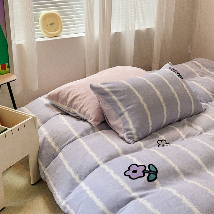 91家纺网 家纺一手货源 找家纺 昔可家纺 2023新款大版数码印花保暖牛奶绒四件套 竖条紫花