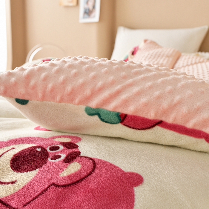 91家纺网 家纺一手货源 找家纺 梦初语 2023新款A类双面牛奶绒豆豆被冬被芯被子春秋被 草莓小熊