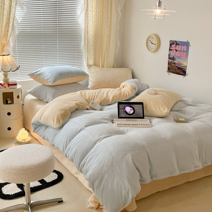 91家纺网 家纺一手货源 找家纺 昔可家纺2023新款奶油纯色系列双拼牛奶绒四件套 奶油蓝拼黄