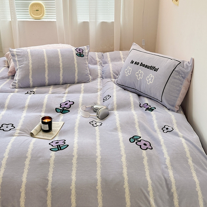 91家纺网 家纺一手货源 找家纺 昔可家纺 2023新款大版数码印花保暖牛奶绒四件套 竖条紫花