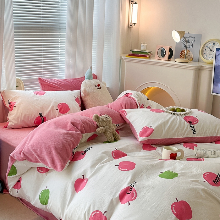 91家纺网 家纺一手货源 找家纺 昔可家纺 2023新款y2k卡通印花系列棉加绒四件套 粉粉苹果