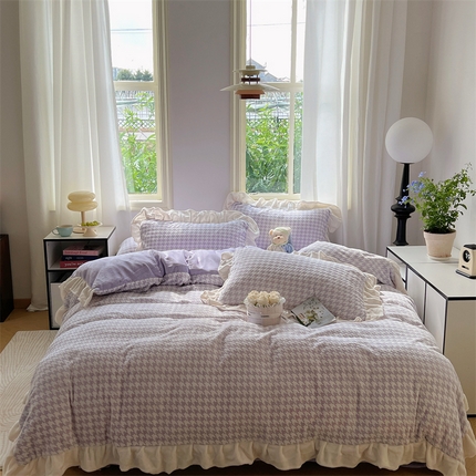 91家纺网 家纺一手货源 找家纺 （总）桃子家居 2023新款A类高克重230克3D立体雕花烂花提花千鸟格少女花边款简单款牛奶绒四件套