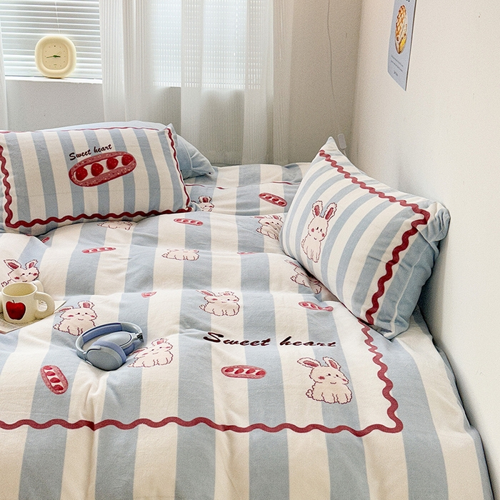 91家纺网 家纺一手货源 找家纺 昔可家纺 2023新款大版数码印花保暖牛奶绒四件套 草莓魔法棒兔